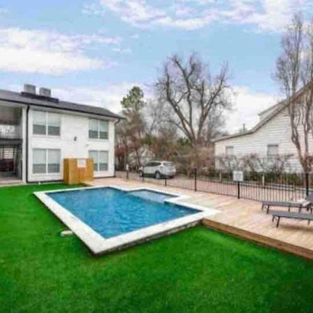 City Outside & Tranquility Inside Dallas Extérieur photo