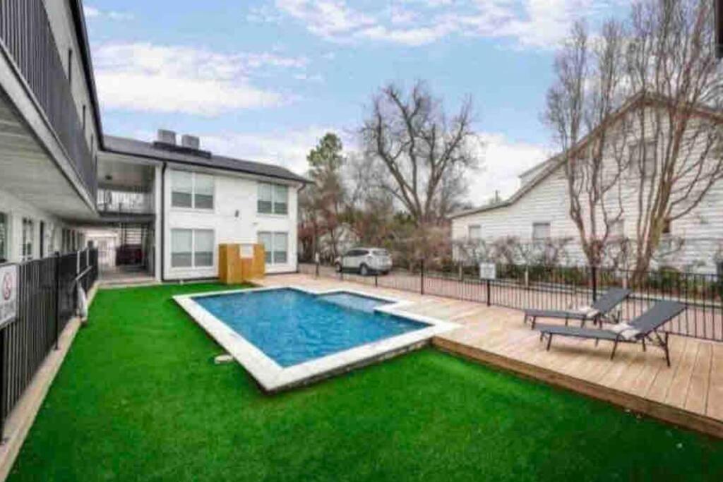 City Outside & Tranquility Inside Dallas Extérieur photo