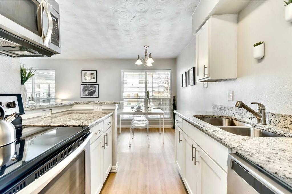 City Outside & Tranquility Inside Dallas Extérieur photo