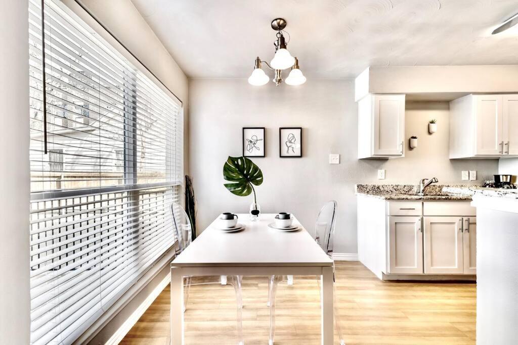 City Outside & Tranquility Inside Dallas Extérieur photo