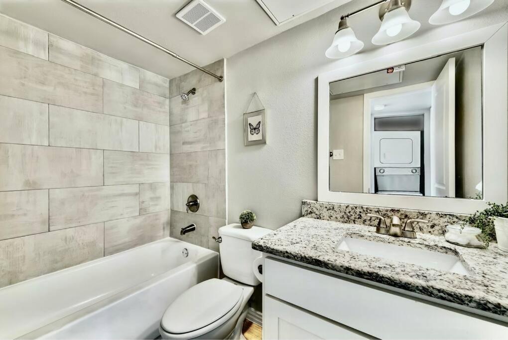 City Outside & Tranquility Inside Dallas Extérieur photo