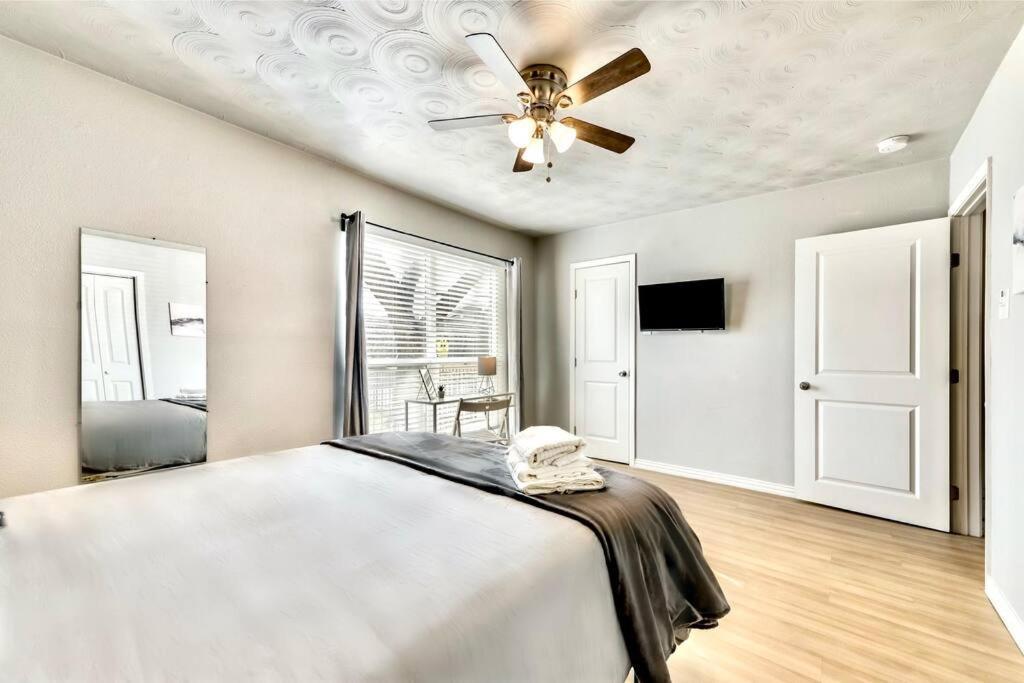City Outside & Tranquility Inside Dallas Extérieur photo