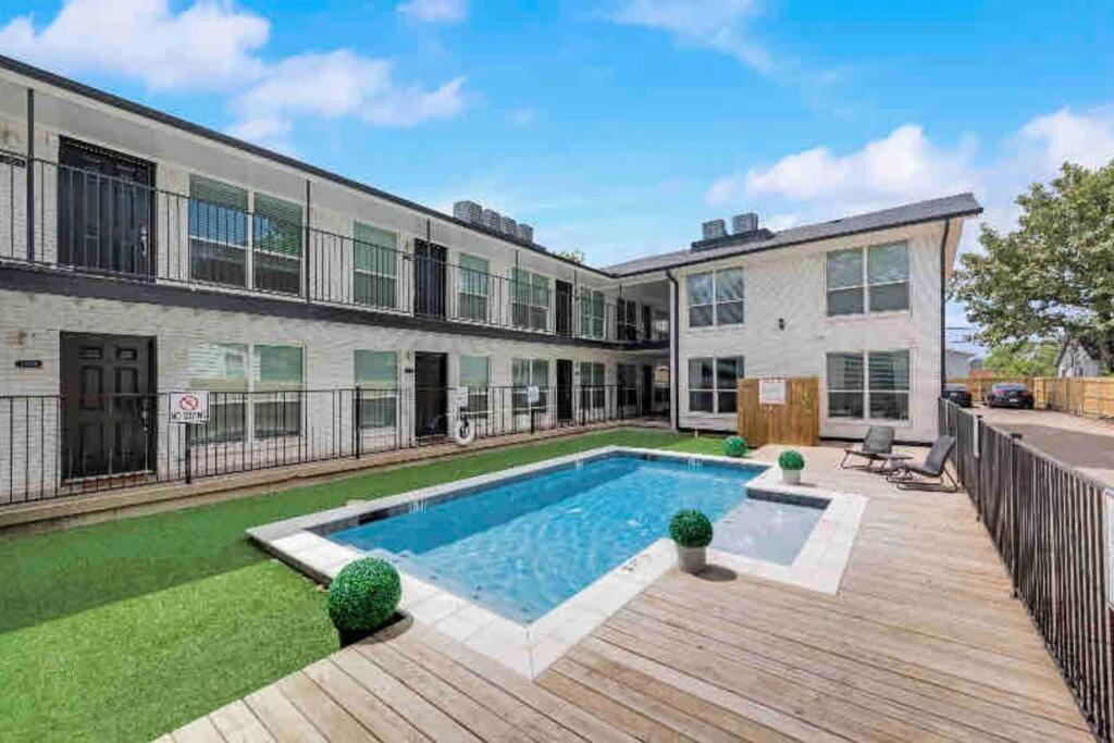 City Outside & Tranquility Inside Dallas Extérieur photo