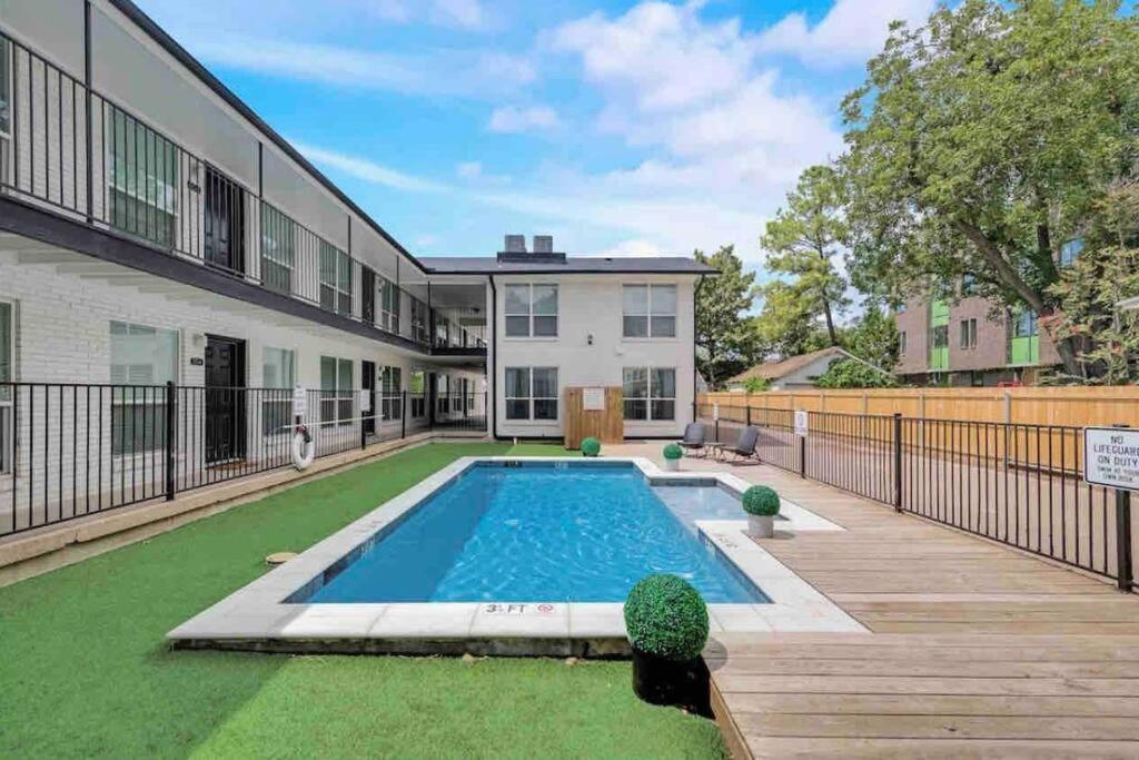 City Outside & Tranquility Inside Dallas Extérieur photo